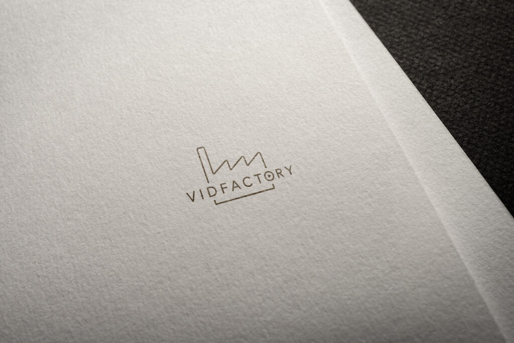 Logo Vidfactory als Prägung auf strukturiertem Papier – Grafikdesign von Marco Pendt