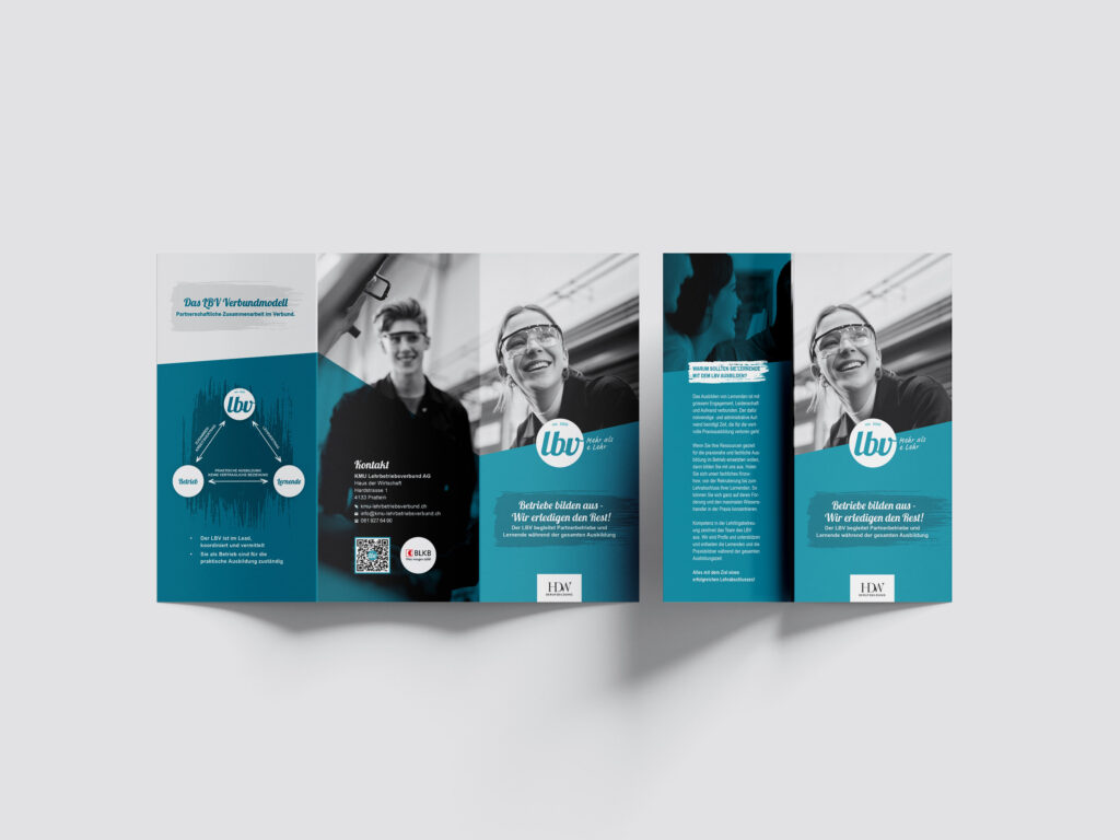 Faltflyer in Türkis und Grau mit Porträts, Mockup – Grafikdesign von Marco Pendt