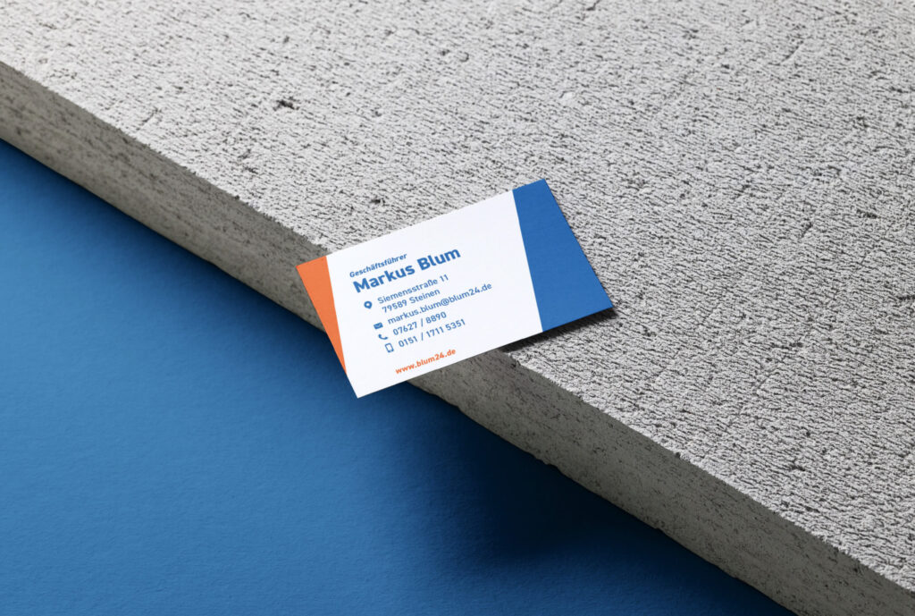 Visitenkarte im Blum-Corporate-Design auf Beton – Grafikdesign von Marco Pendt
