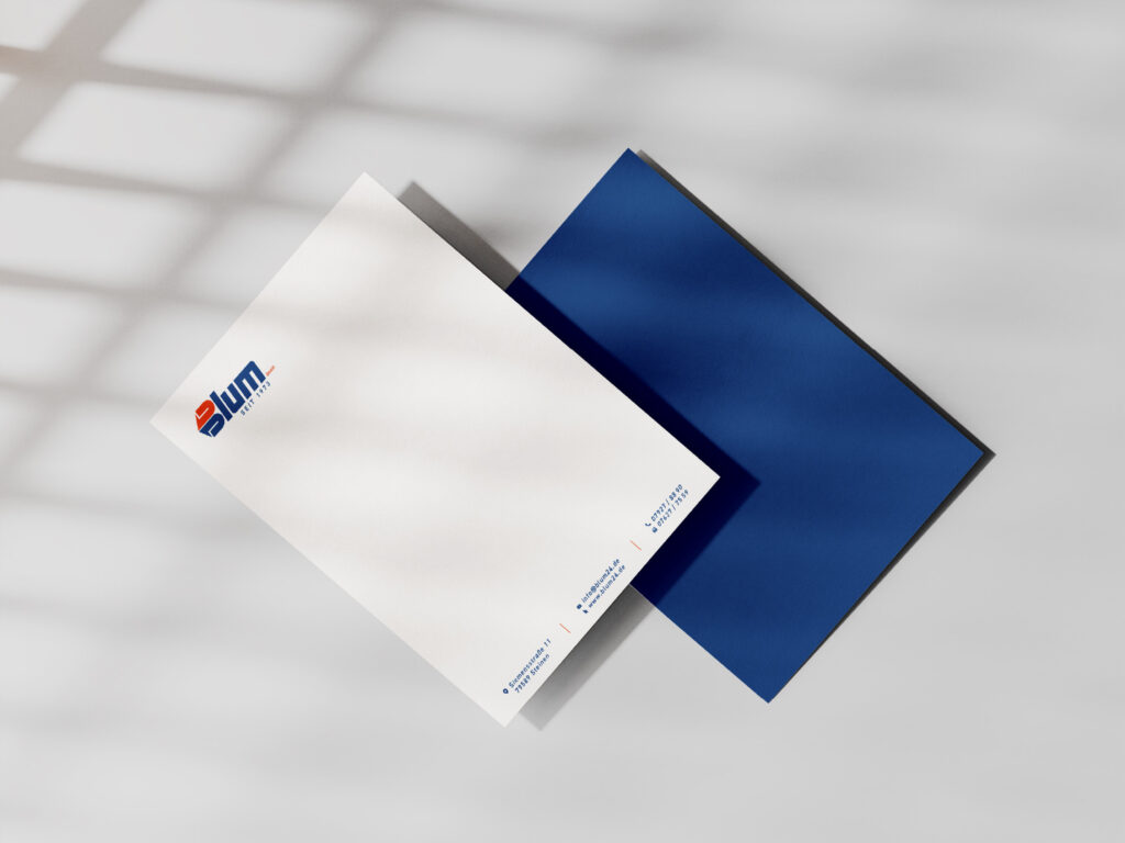 Briefumschläge in Weiß und Blau mit Blum-Logo – Grafikdesign von Marco Pendt